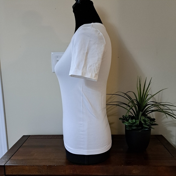 Set Of 2 Tahari Tees Smoothing T-shirts Black White Women's Size Small Crewneck - Picture 9 of 16